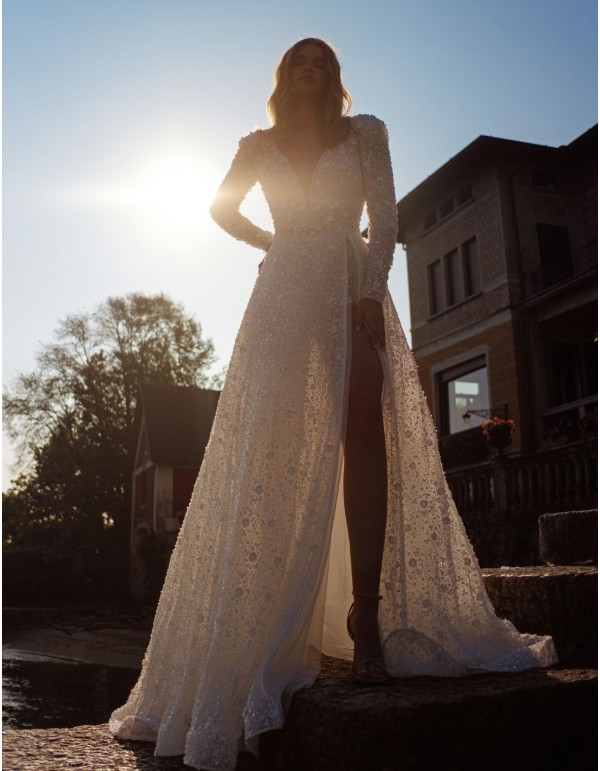 Vestido de novia marfil en encaje con escote en V y mangas largas 2