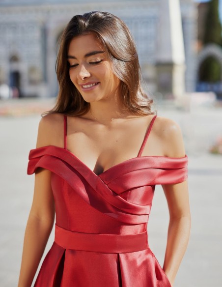 Vestido de fiesta largo rojo con escote bardot