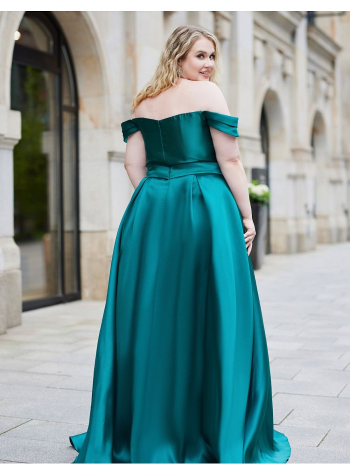 Robe de soirée longue en mikado avec encolure...