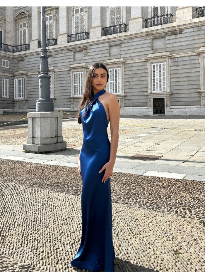 Vestido de fiesta satinado con escote halter y espalda al aire