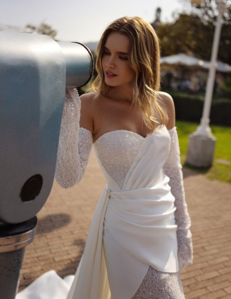 Sweetheart neckline wedding dress with detachable long sleeves