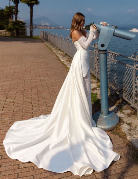 Sweetheart neckline wedding dress with detachable long sleeves