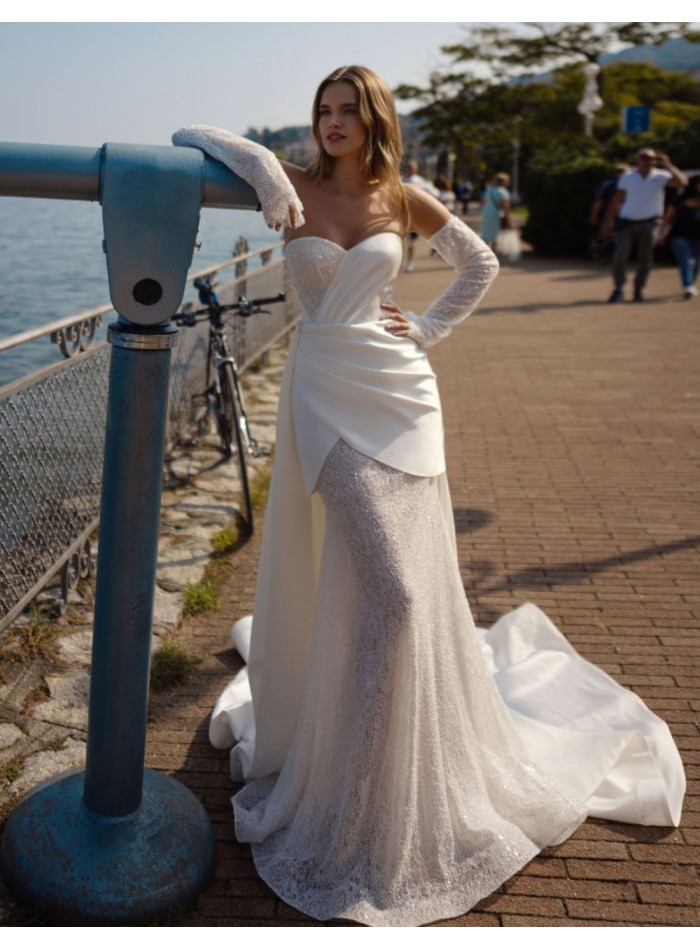 Sweetheart neckline wedding dress with detachable long sleeves