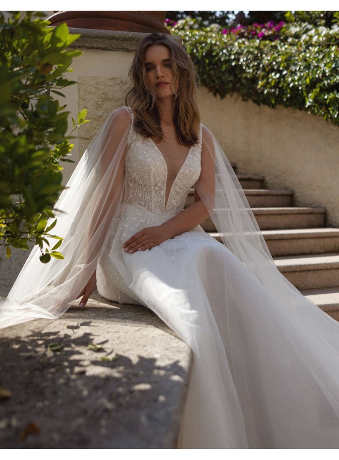 Ivory A-line wedding dress with V-neckline, lace and detachable cape