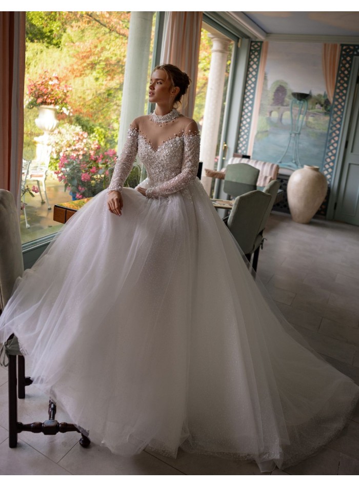 Vestido de novia marfil con escote y espalda ilusión, silueta princesa y maxi falda desmontable