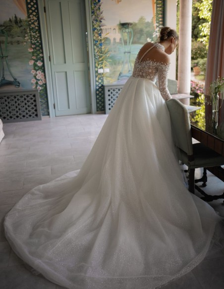 Vestido de novia marfil con escote y espalda ilusión, mangas largas Vestido de novia marfil con escote y espalda ilusión, mangas largas