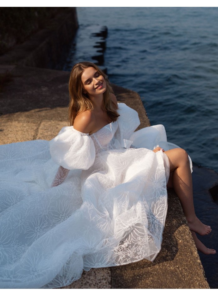 Robe de mariée ivoire avec dentelle, dos ouvert et manches amovibles