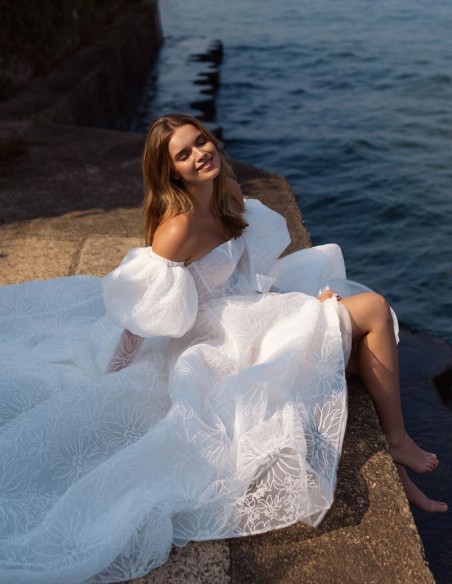 Ivory wedding dress with lace, open back and detachable sleeves