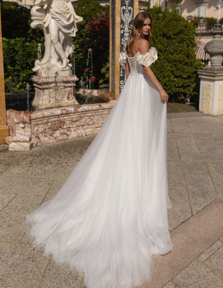 Robe de mariée sirène en satin crème clair avec décolleté en cœur et traîne