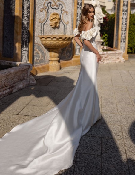 Robe de mariée sirène en satin crème clair avec décolleté en cœur et traîne