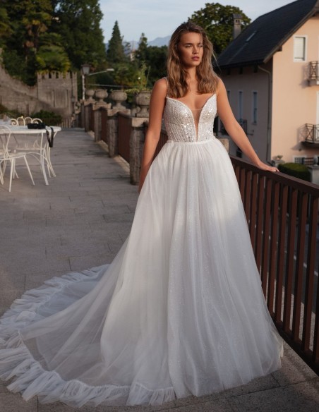 Ivory A-line wedding dress with V-neckline, tulle and lace
