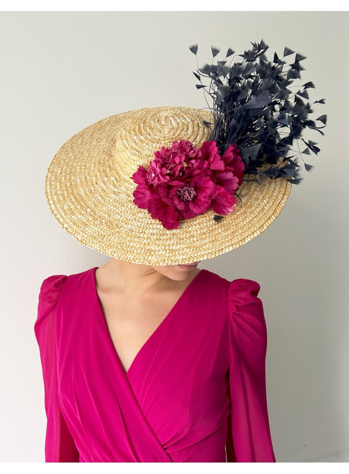 Pamela de rafia para invitada con flores y plumas