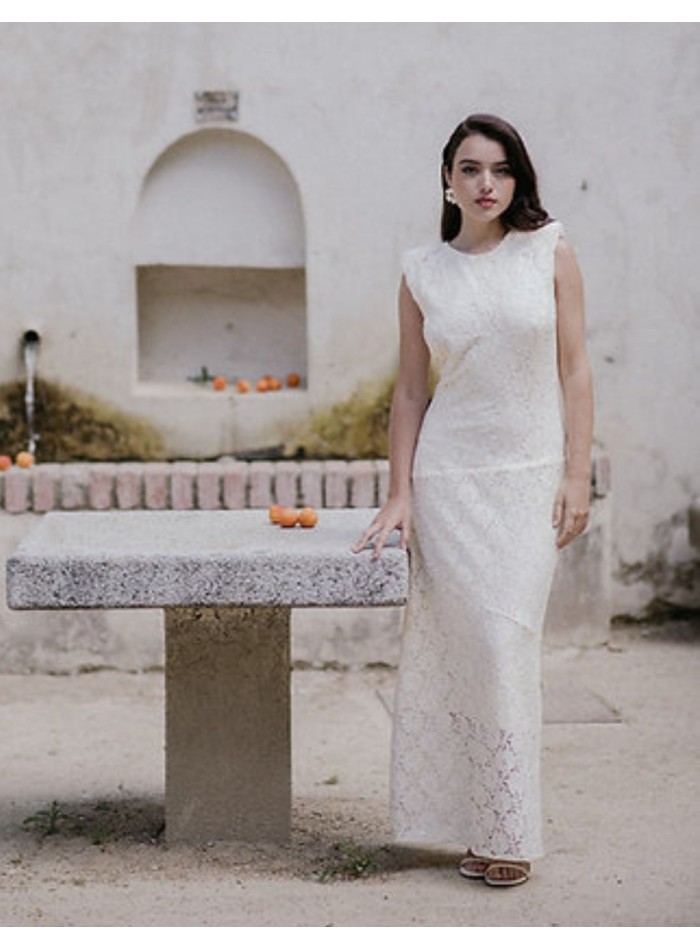 Vestido midi blanco roto con hombreras para mama comunion