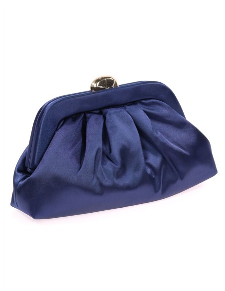 Cartera de mano en satén azul marino con asa de cadena y cierre metálico dorado, ideal para invitadas y eventos especiales. Cartera de mano en satén azul marino con asa de cadena y cierre metálico dorado, ideal para invitadas y eventos especiales.