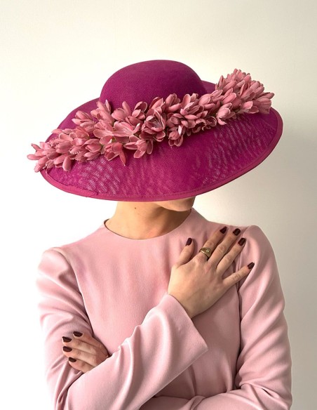 Pamela de invitada para boda en color buganvilla