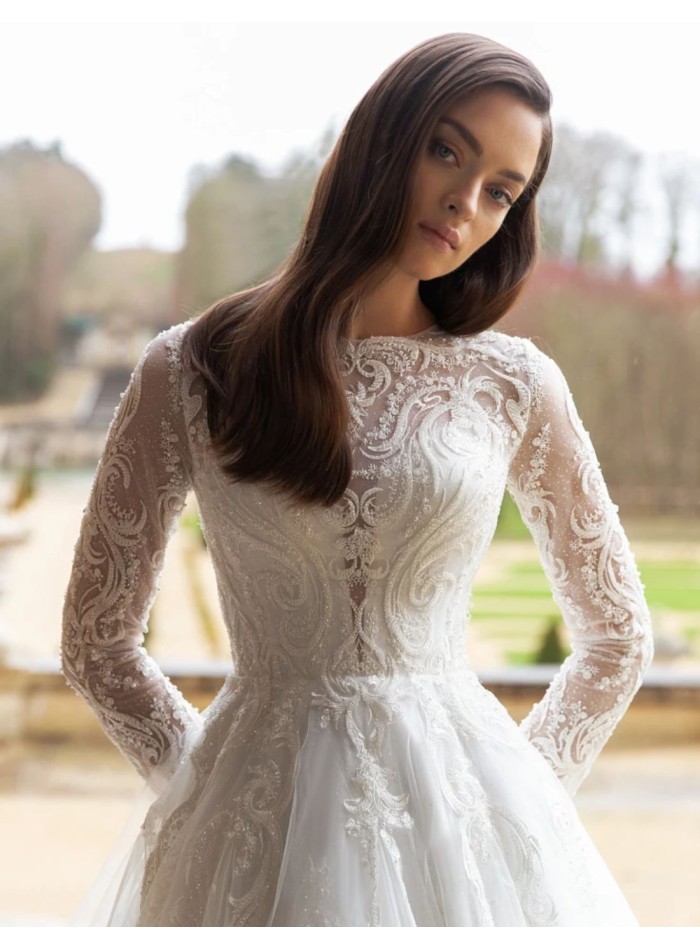 Robe de mariée coupe princesse avec manches longues brodées