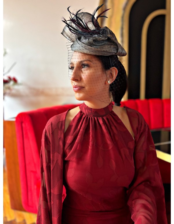 Casquete de fiesta plisado de sinamay con plumas y velo para bodas de dia