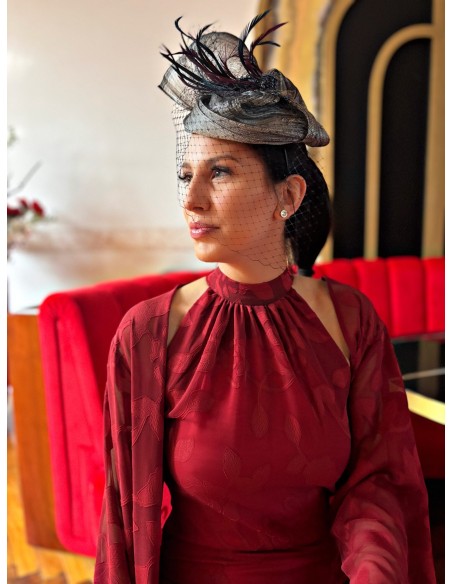 Casquete de fiesta plisado de sinamay con plumas y velo para bodas de dia Casquete de fiesta plisado de sinamay con plumas y velo para bodas de dia