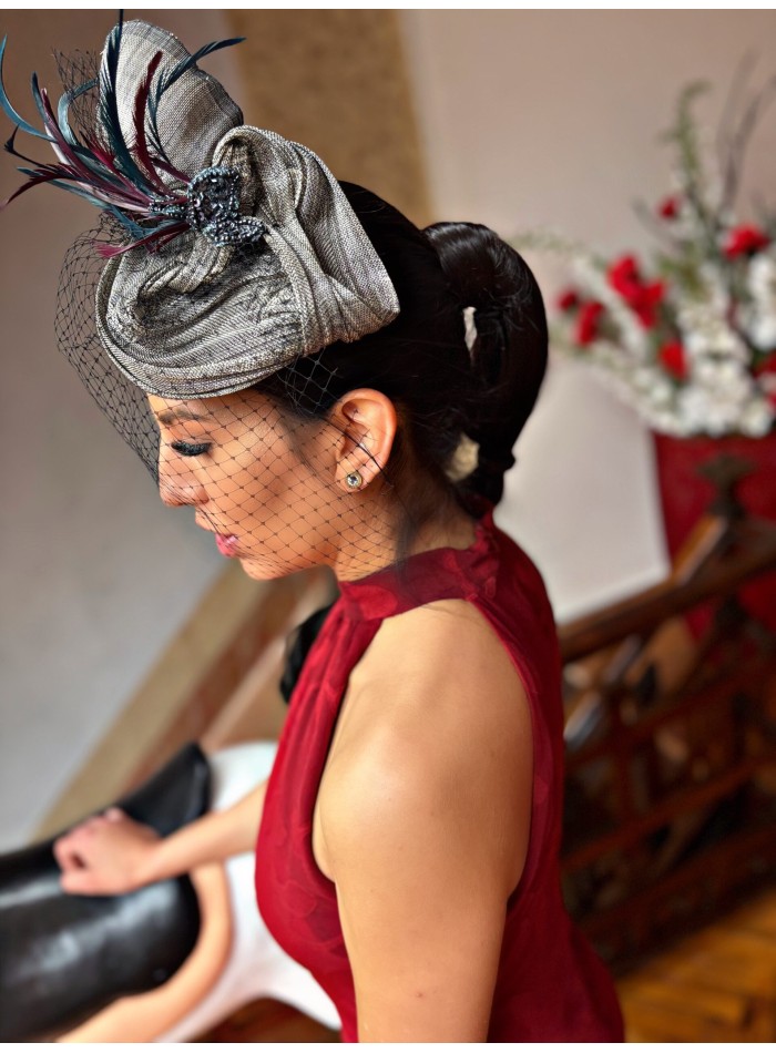 Casquete de fiesta plisado de sinamay con plumas y velo