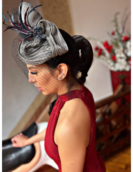 Casquete de fiesta plisado de sinamay con plumas y velo Casquete de fiesta plisado de sinamay con plumas y velo