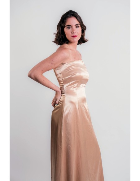 Robe longue à bretelles en satin doré
