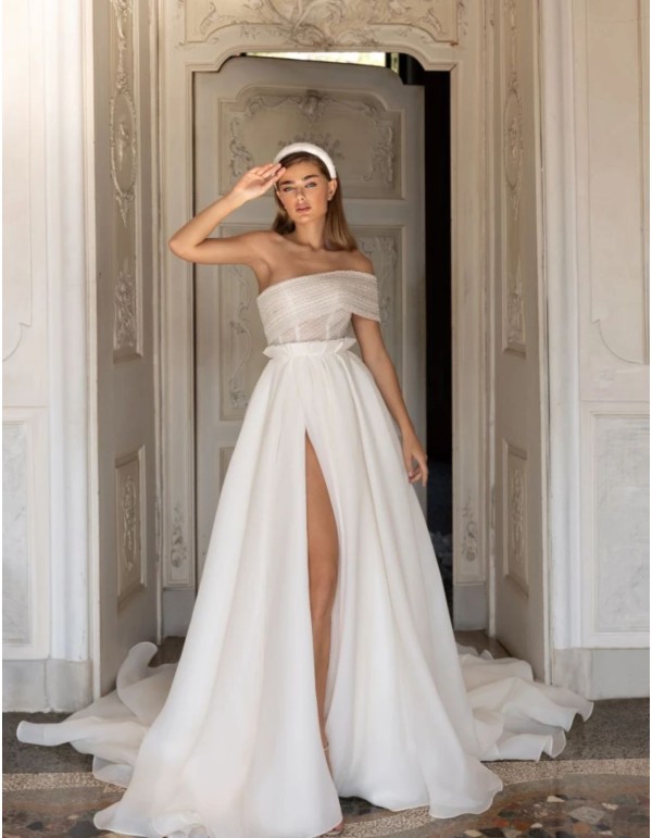 Robe de mariée avec encolure asymétrique et jupe fendue...