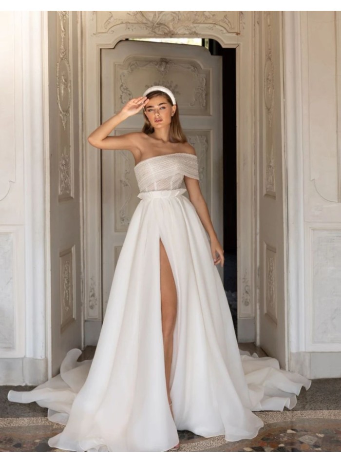 Robe de mariée avec encolure asymétrique et jupe fendue sur le côté