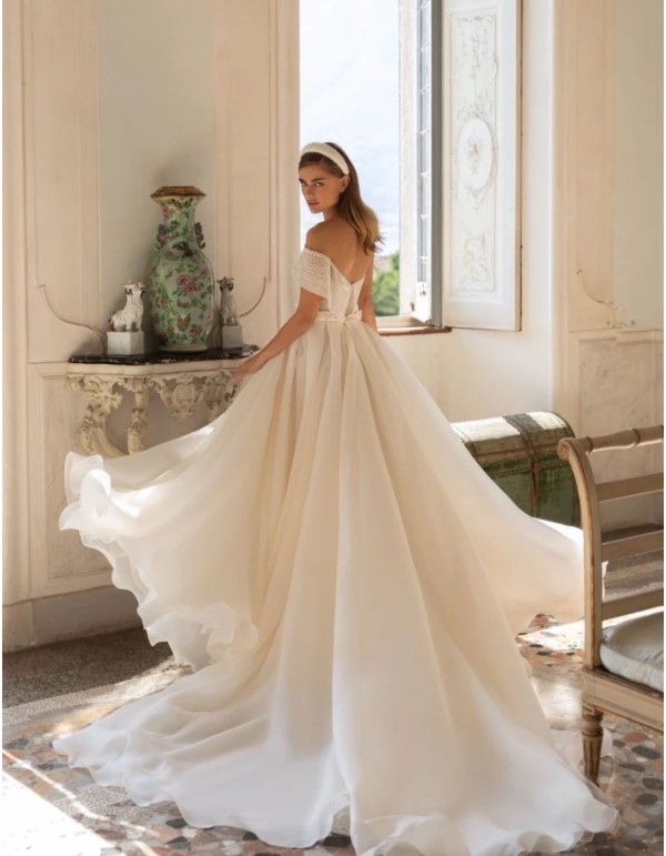 Robe de mariée avec encolure asymétrique et jupe fendue... 2
