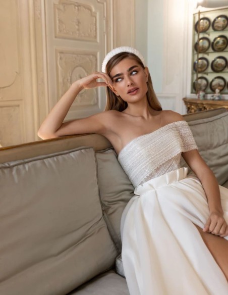 Robe de mariée avec encolure asymétrique et jupe fendue sur le côté