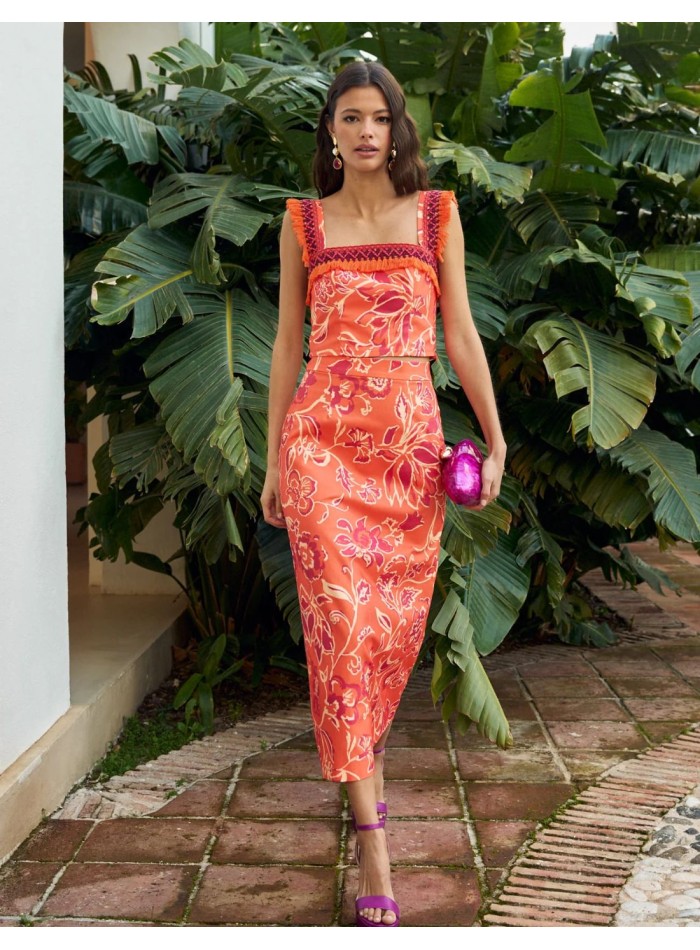 Top estampado naranja con flecos y tirantes anchos