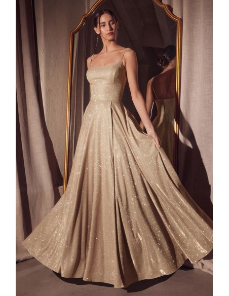 vestido de invitada largo en un precioso tejido brillante de color dorado