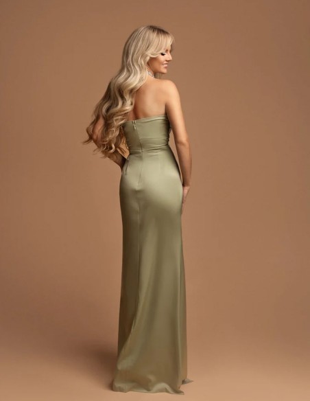 Robe de soirée longue avec encolure licou et strass