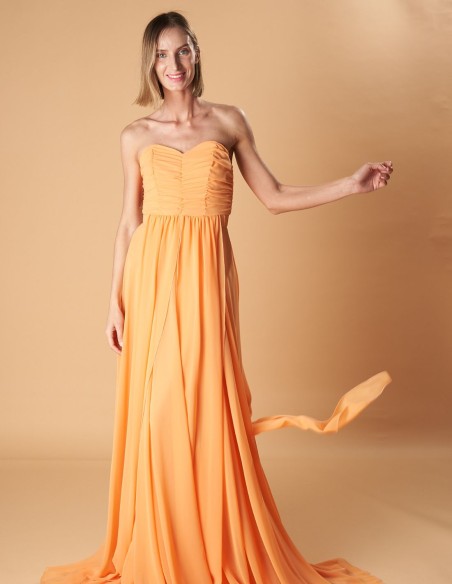 Robe de soirée longue avec encolure multipositions et tissu fluide