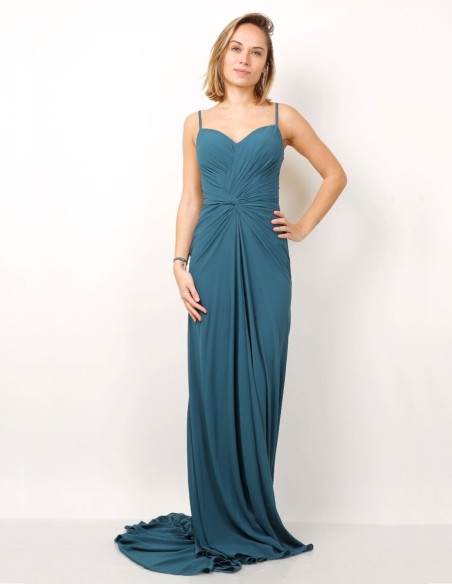 Primer plano del vestido de fiesta largo con drapeado en la cintura y tirante fino. Diseño elegante y favorecedor