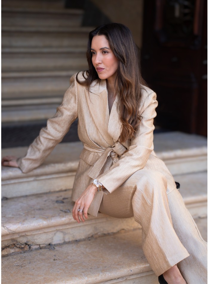 Blazer doré à manches longues avec ceinture à la taille