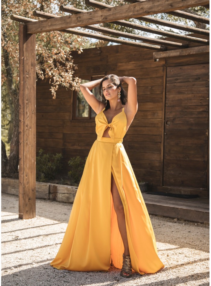 Long yellow dress with adjustable bow and skirt slit