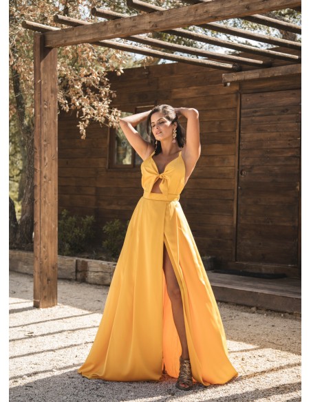 Long yellow dress with adjustable bow and skirt slit