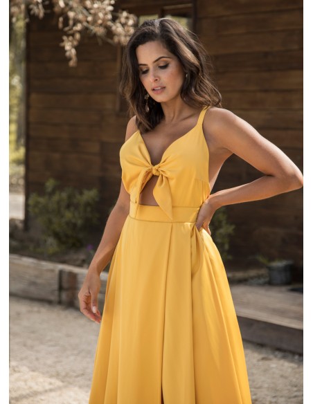 Long yellow dress with adjustable bow and skirt slit
