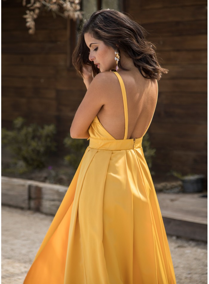 Long yellow dress with adjustable bow and skirt...