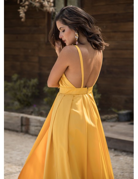 Robe longue jaune avec nœud ajustable et jupe fendue
