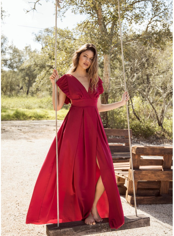 Robe longue cerise à volants et décolleté plongeant