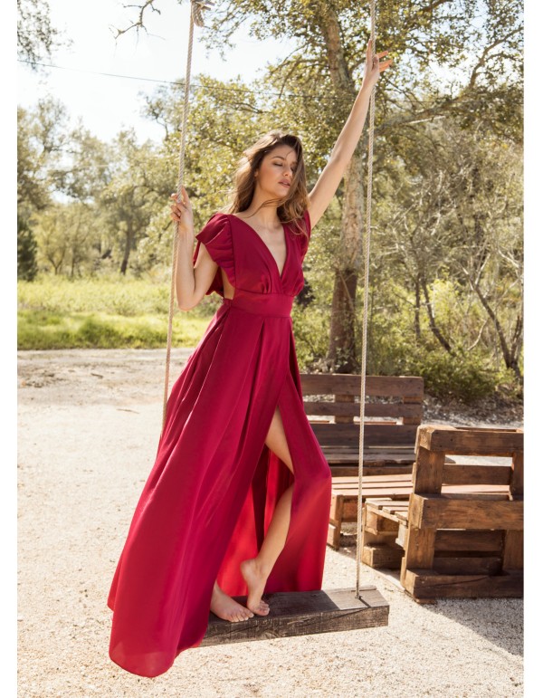Robe longue cerise à volants et décolleté plongeant 2