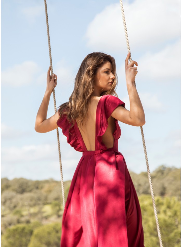 Robe longue cerise à volants et décolleté...