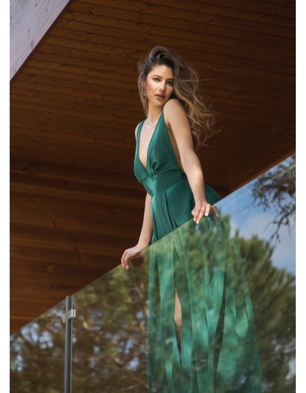 Vestido largo verde con escote pronunciado y apertura 2