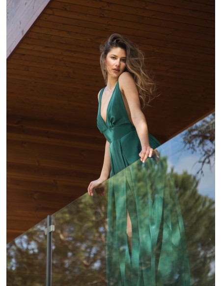 Vestido largo verde con escote pronunciado y apertura Vestido largo verde con escote pronunciado y apertura