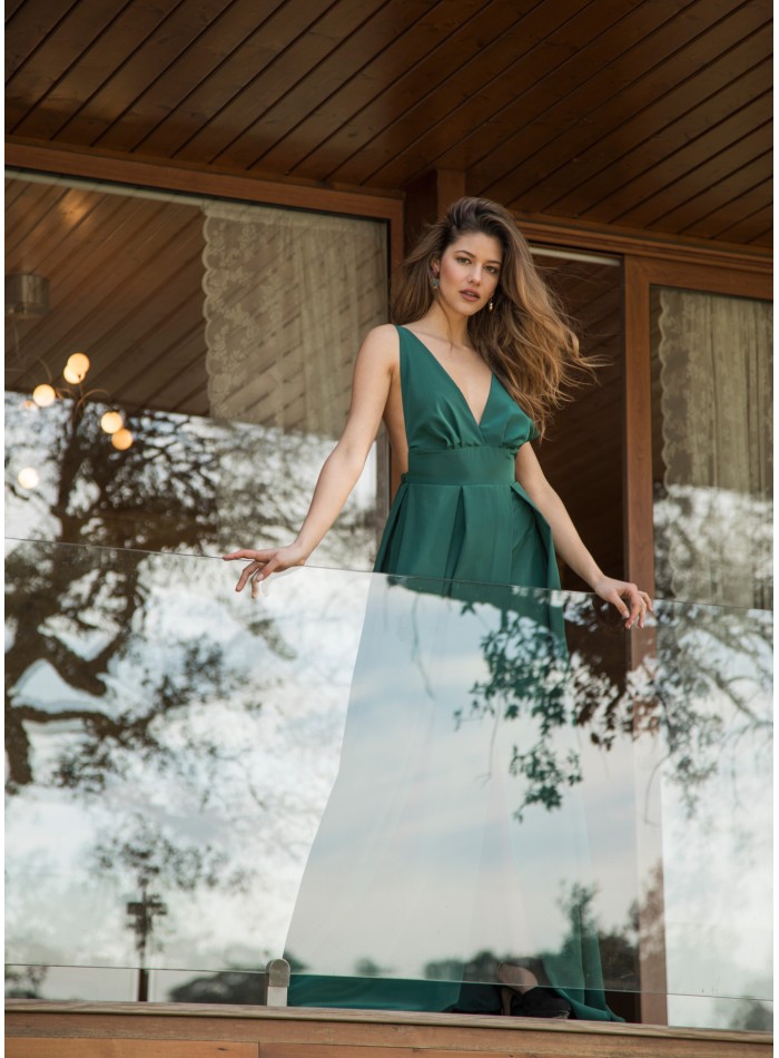 Vestido largo verde con escote pronunciado y apertura