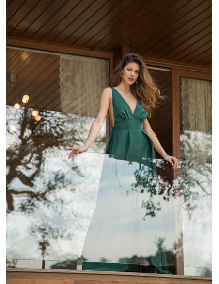 Vestido largo verde con escote pronunciado y apertura Vestido largo verde con escote pronunciado y apertura