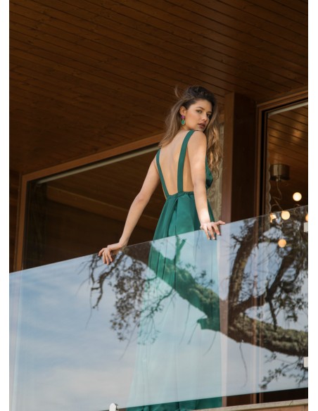 Vestido largo verde con escote pronunciado y apertura Vestido largo verde con escote pronunciado y apertura