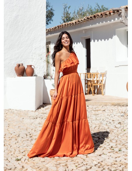 Vestido largo naranja con volantes y escote asimétrico
