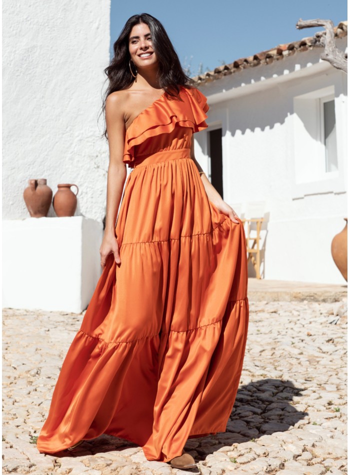 Vestido largo naranja con volantes y escote asimétrico para graduaciones